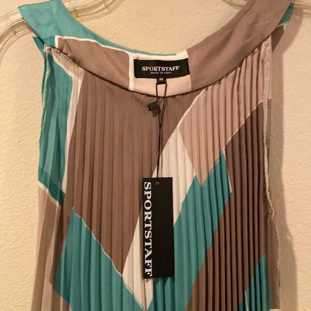 Women Sleveless Pleated Dress; Medium.